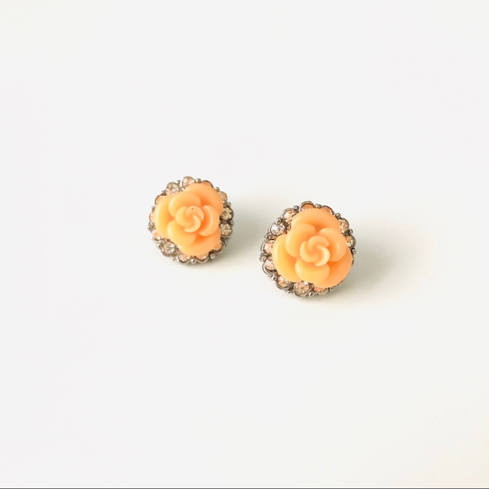 Silver Flower Earring studs 🎁 BUNDLE EARRINGS - 3/$55 OR 5/$70 🎁